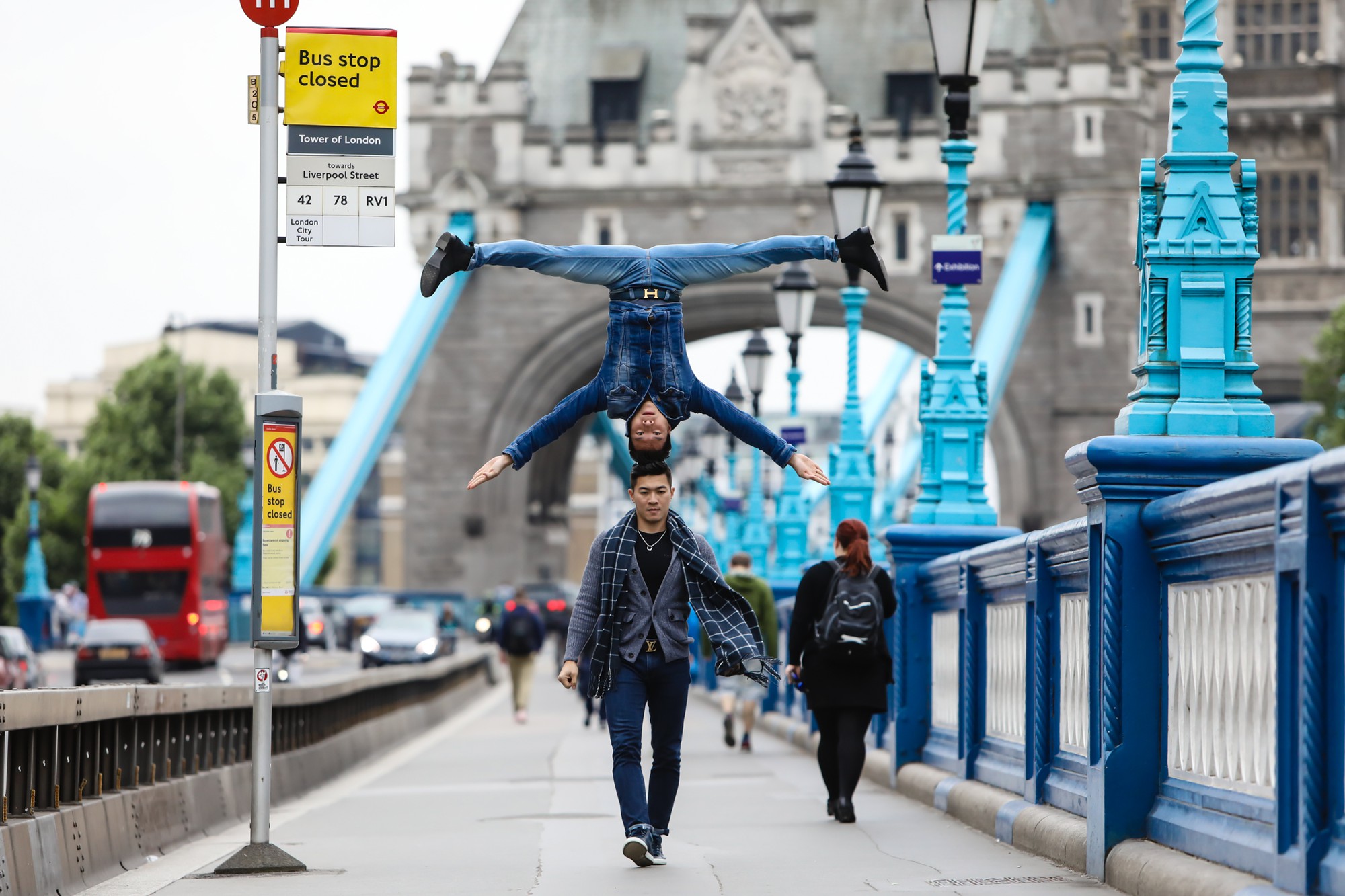 Quốc Cơ - Quốc Nghiệp chồng đầu, thoải mái đi bộ giữa phố London khiến khán giả trầm trồ kinh ngạc