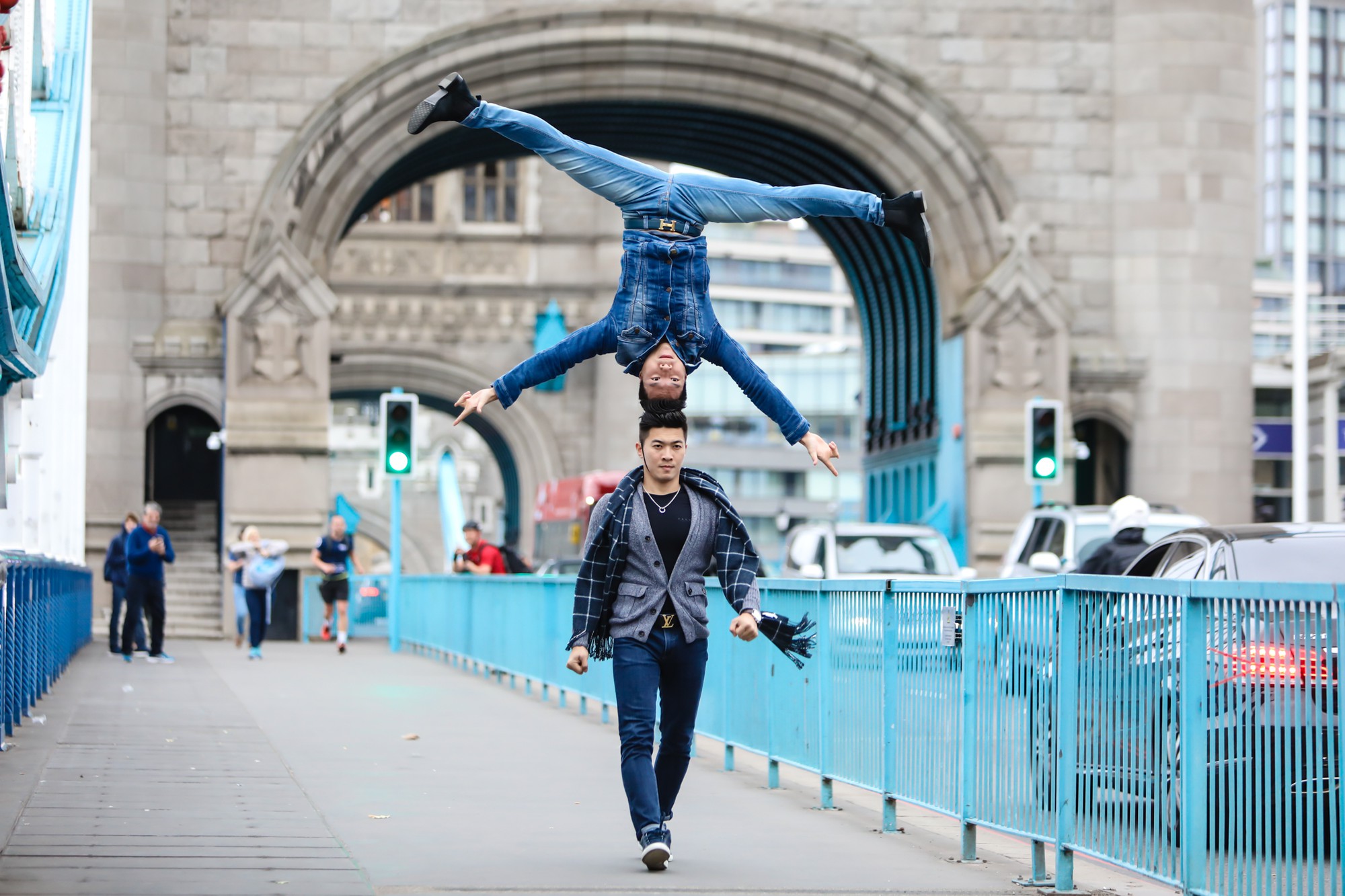 Quốc Cơ - Quốc Nghiệp chồng đầu, thoải mái đi bộ giữa phố London khiến khán giả trầm trồ kinh ngạc