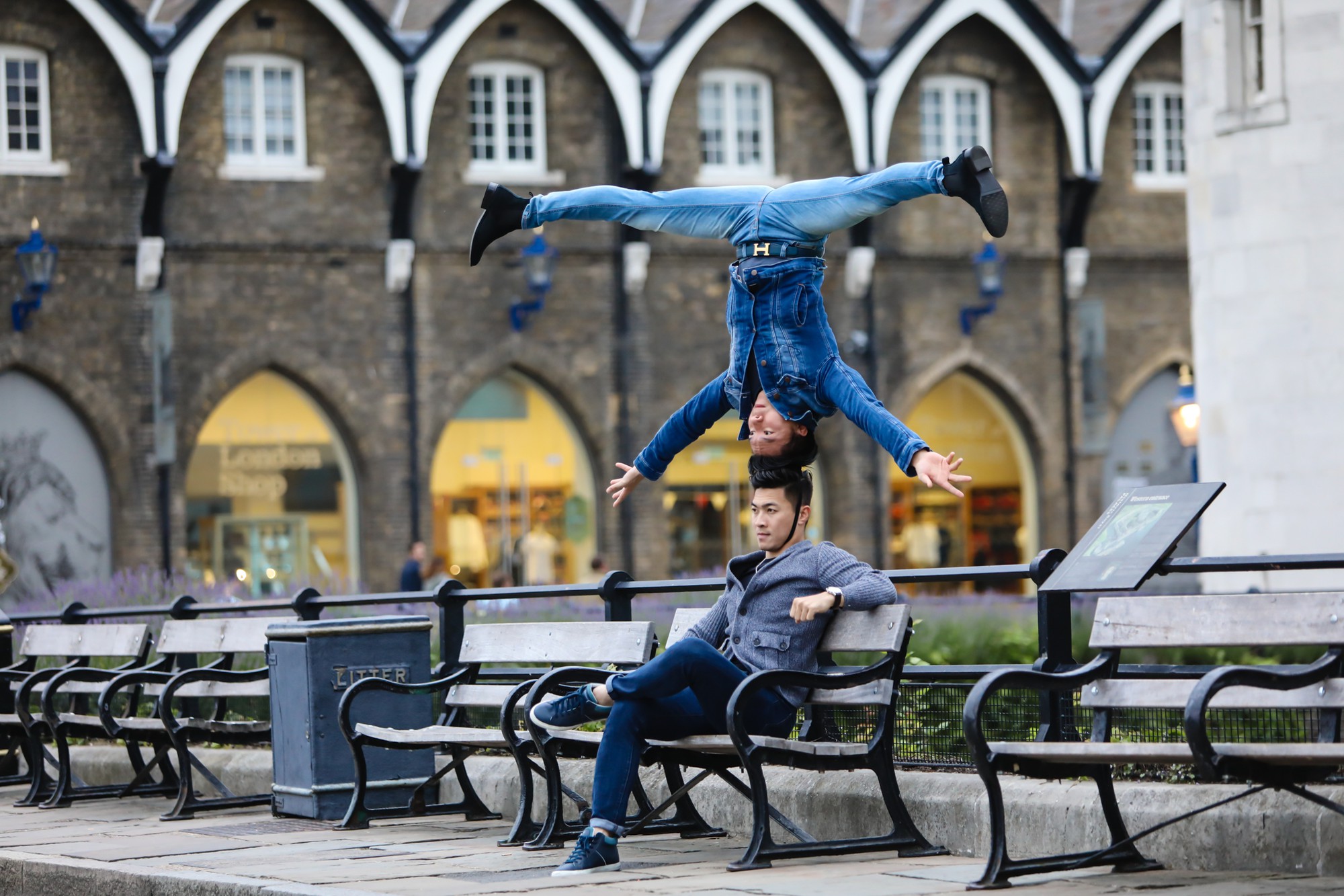 Quốc Cơ - Quốc Nghiệp chồng đầu, thoải mái đi bộ giữa phố London khiến khán giả trầm trồ kinh ngạc