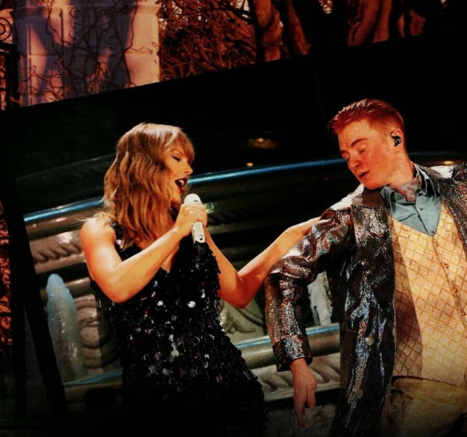 Taylor Swift bất ngờ bị dancer gạt chân ngã đau điếng trên sân khấu