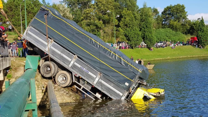 Xe tải lao thẳng xuống hồ Xuân Hương như phim