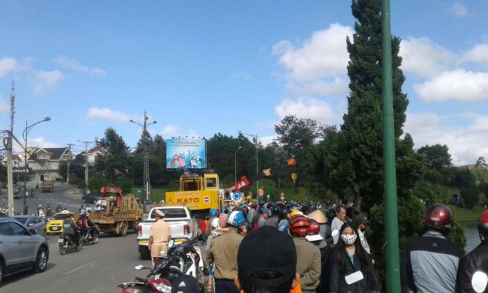 Xe tải lao thẳng xuống hồ Xuân Hương như phim