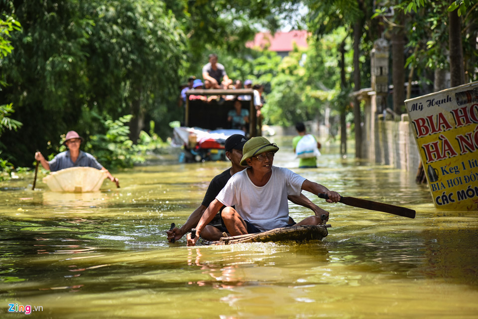 Hơn 800 hộ ở Hà Nội vẫn bị cô lập trong nước lũ, dân bơi trước cửa nhà
