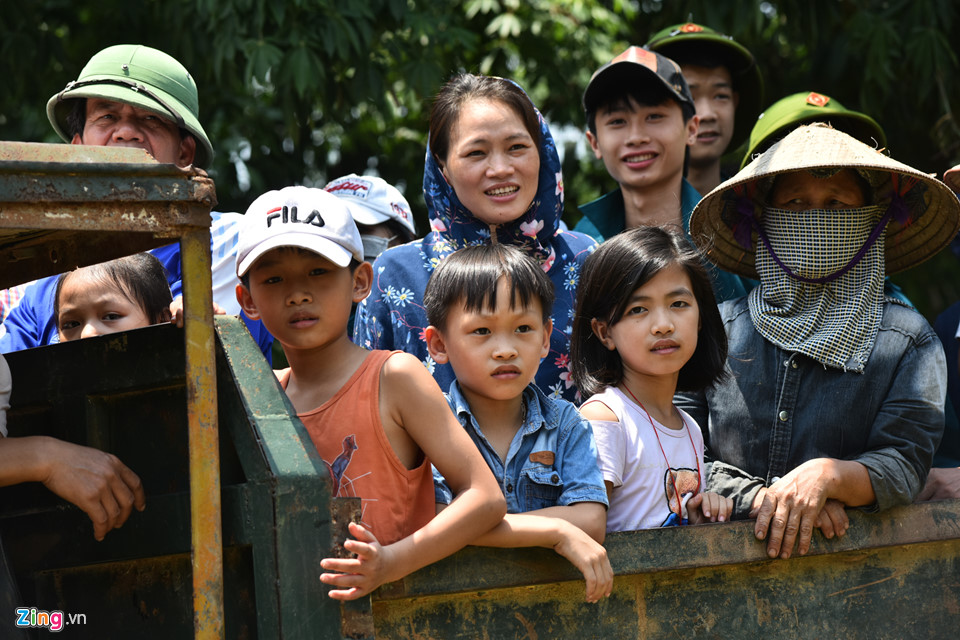 Hơn 800 hộ ở Hà Nội vẫn bị cô lập trong nước lũ, dân bơi trước cửa nhà