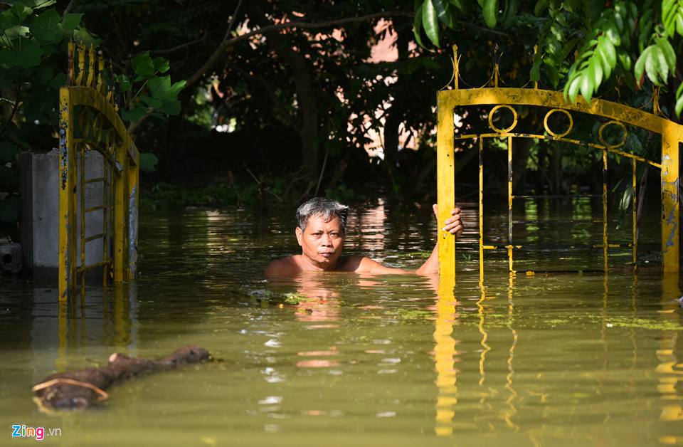 Hơn 800 hộ ở Hà Nội vẫn bị cô lập trong nước lũ, dân bơi trước cửa nhà