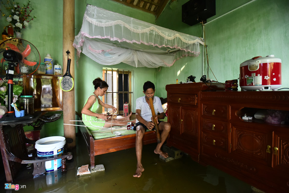 Hơn 800 hộ ở Hà Nội vẫn bị cô lập trong nước lũ, dân bơi trước cửa nhà