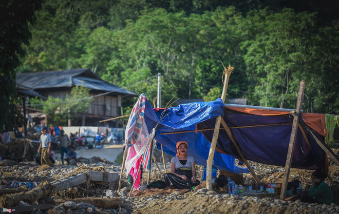 Người mẹ 34 tuổi bị lũ cuốn vùi dưới lớp đất đá sâu