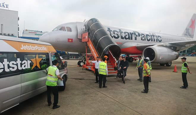 Hành khách tự ý mở cửa thoát hiểm máy bay bị phạt 2 triệu