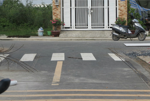 Tôi thấy may mắn khi mua nhà có đường đâm thẳng vào