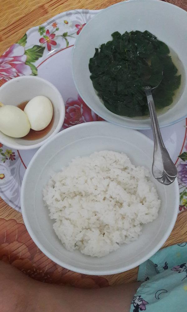 Ở cữ mẹ chồng bưng cơm tận miệng, con dâu vẫn lên mạng than Phát điên!