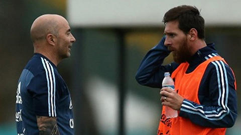 Tiết lộ đoạn chất vấn gay gắt của Messi với HLV Sampaoli Tiết lộ đoạn chất vấn gay gắt của Messi với HLV Sampaoli