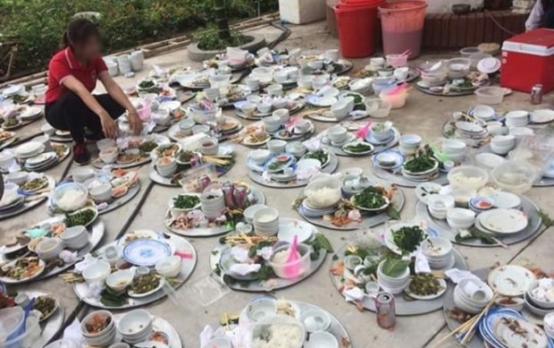 Ngồi thẫn thờ trước cả sân bát đang chờ dọn rửa, cô gái được dân mạng khuyên can: Bỏ lại, đi về!