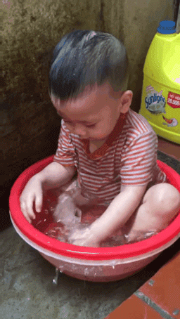 Chỉ 1 phút lơ đãng bận việc, bà mẹ trẻ hốt hoảng khi hàng xóm gọi ầm lên: Ra mà xem con đây này!