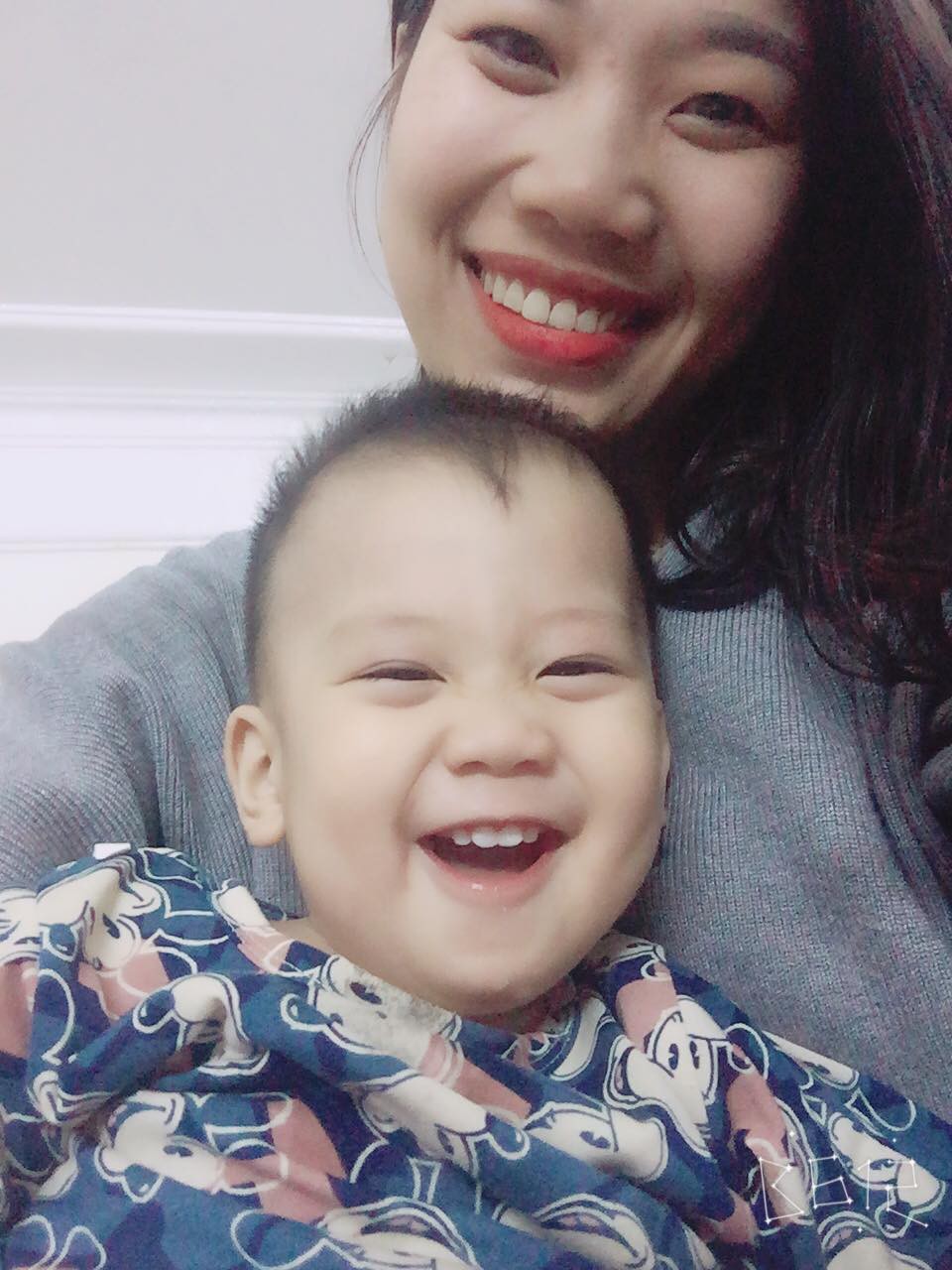 Chỉ 1 phút lơ đãng bận việc, bà mẹ trẻ hốt hoảng khi hàng xóm gọi ầm lên: Ra mà xem con đây này!