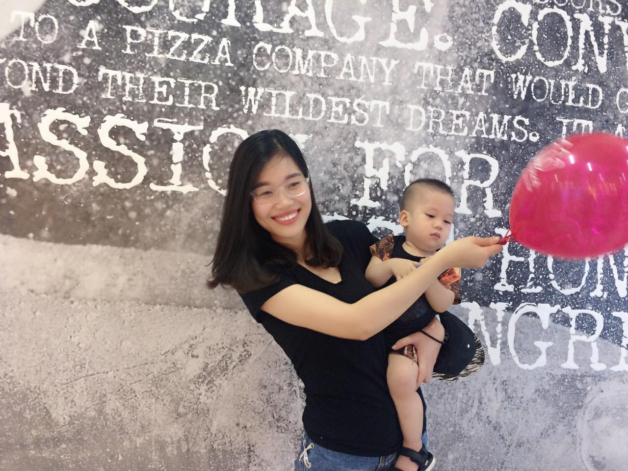 Chỉ 1 phút lơ đãng bận việc, bà mẹ trẻ hốt hoảng khi hàng xóm gọi ầm lên: Ra mà xem con đây này!