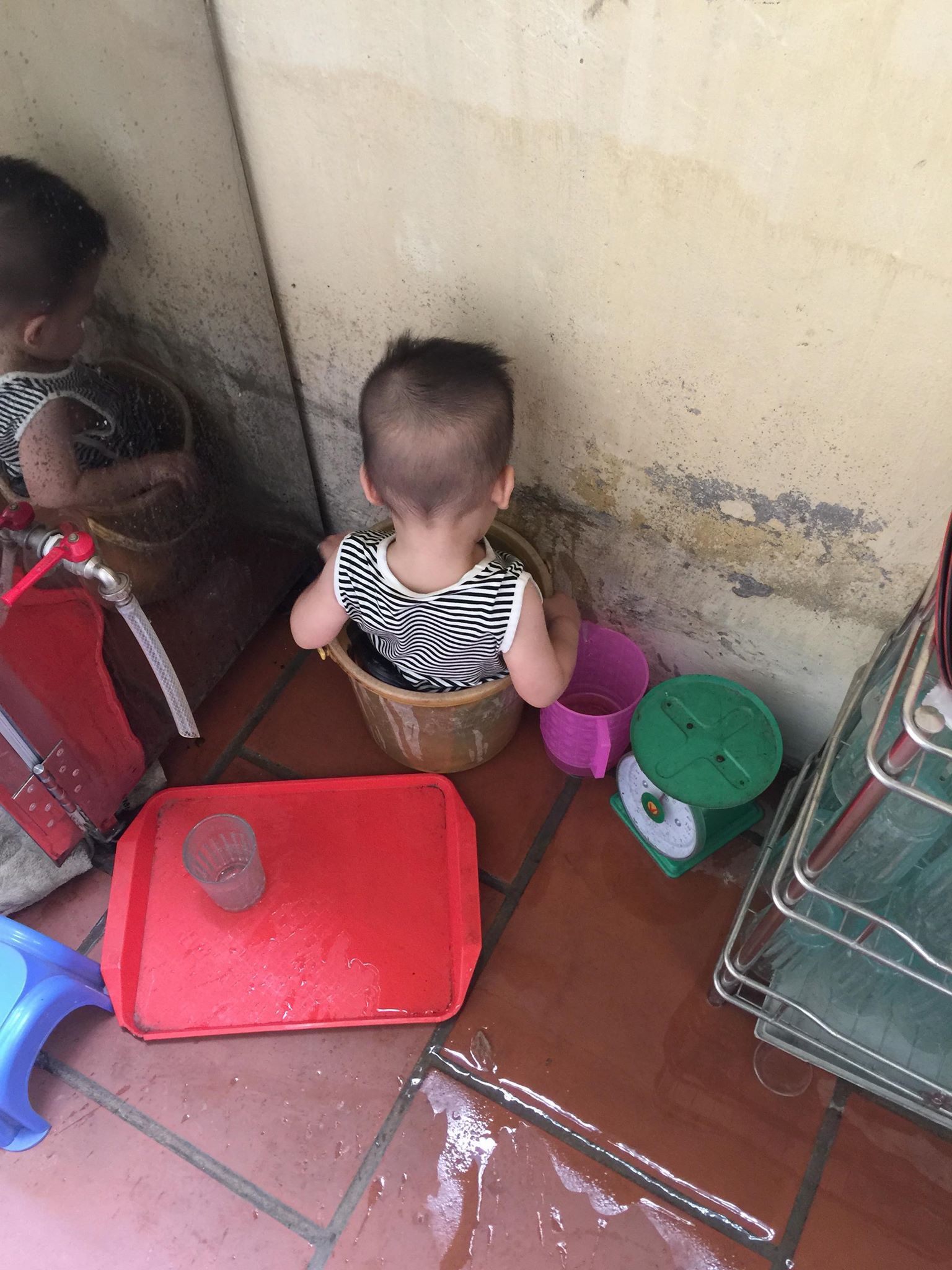 Chỉ 1 phút lơ đãng bận việc, bà mẹ trẻ hốt hoảng khi hàng xóm gọi ầm lên: Ra mà xem con đây này!