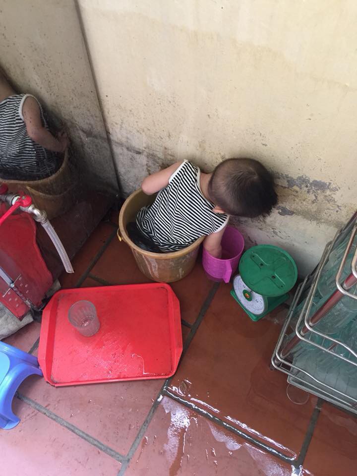 Chỉ 1 phút lơ đãng bận việc, bà mẹ trẻ hốt hoảng khi hàng xóm gọi ầm lên: Ra mà xem con đây này!