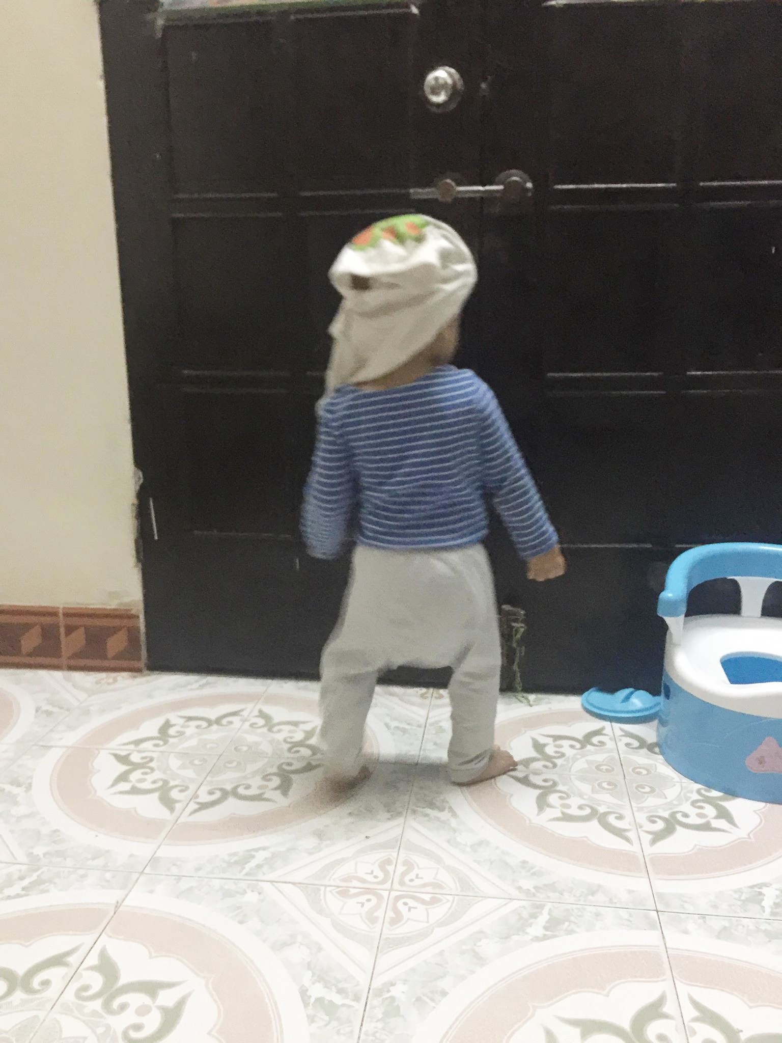 Chỉ 1 phút lơ đãng bận việc, bà mẹ trẻ hốt hoảng khi hàng xóm gọi ầm lên: Ra mà xem con đây này!