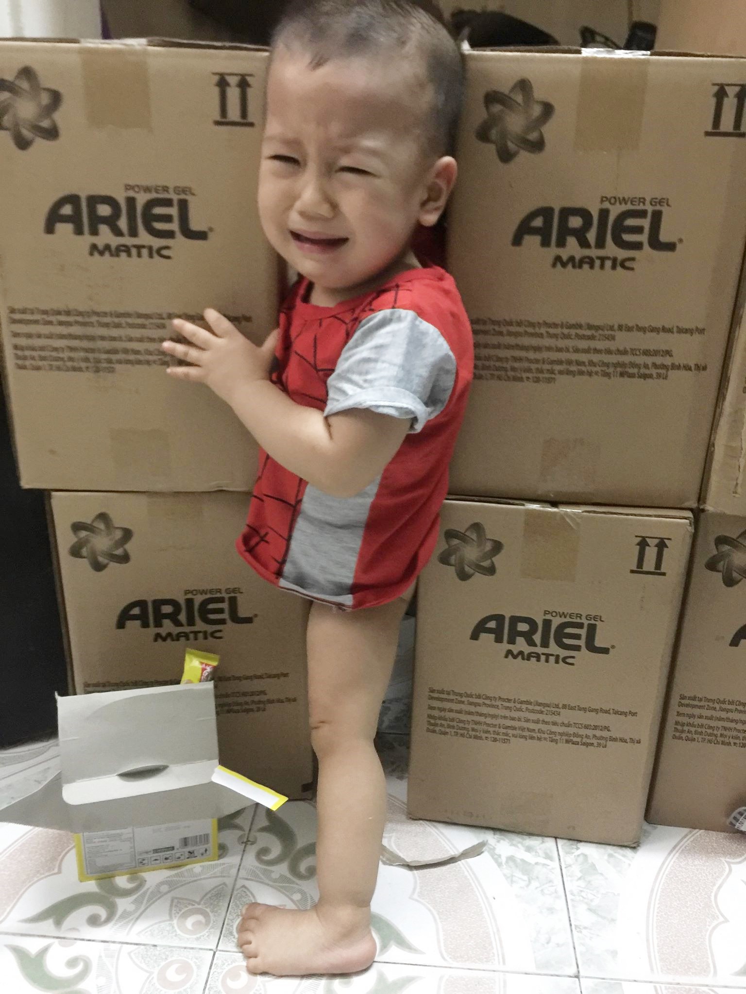 Chỉ 1 phút lơ đãng bận việc, bà mẹ trẻ hốt hoảng khi hàng xóm gọi ầm lên: Ra mà xem con đây này!