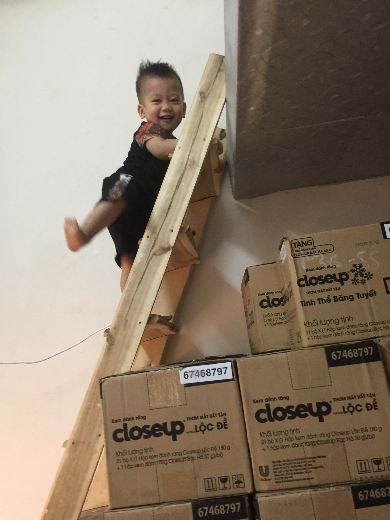 Chỉ 1 phút lơ đãng bận việc, bà mẹ trẻ hốt hoảng khi hàng xóm gọi ầm lên: Ra mà xem con đây này!