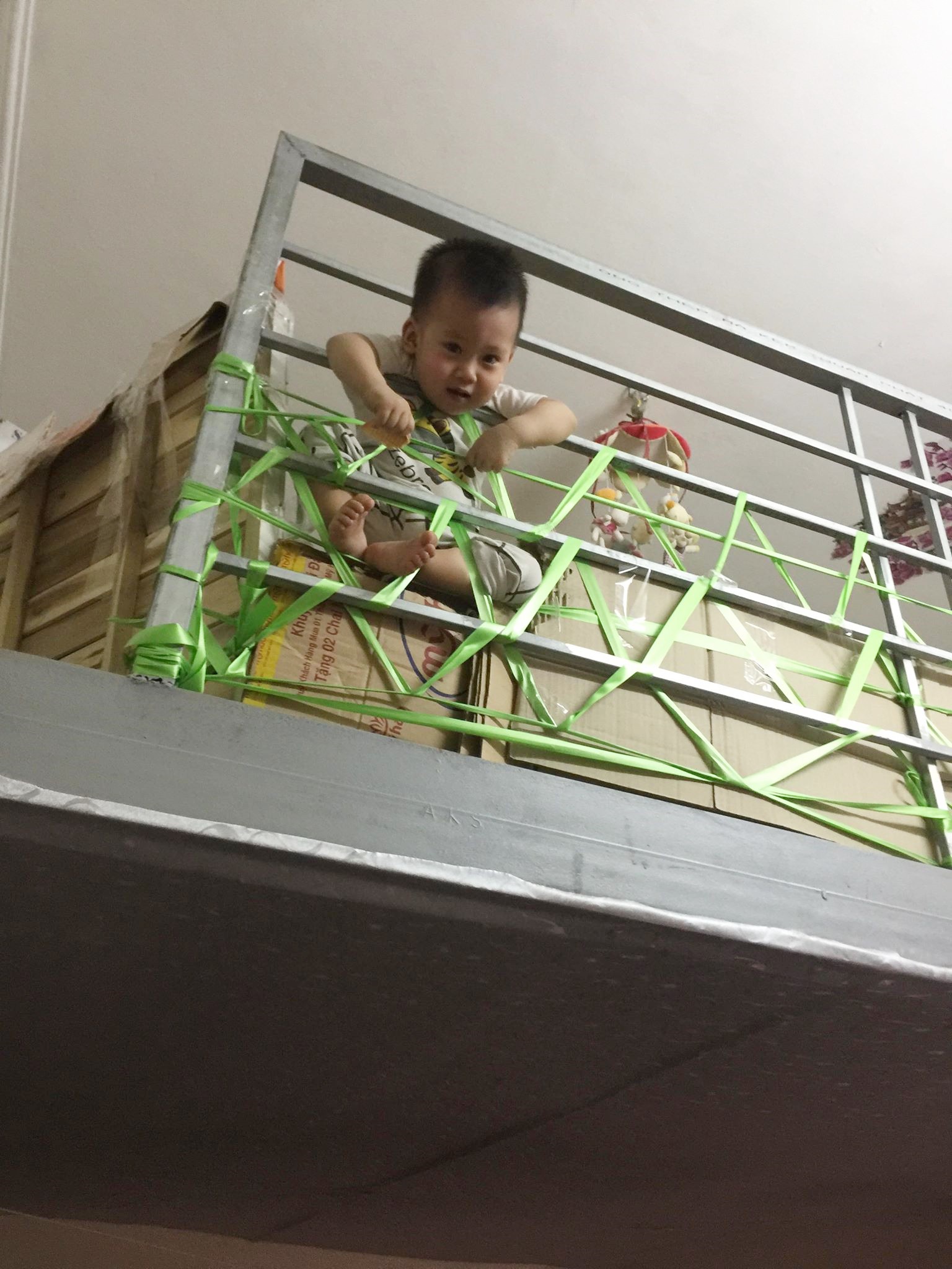 Chỉ 1 phút lơ đãng bận việc, bà mẹ trẻ hốt hoảng khi hàng xóm gọi ầm lên: Ra mà xem con đây này!