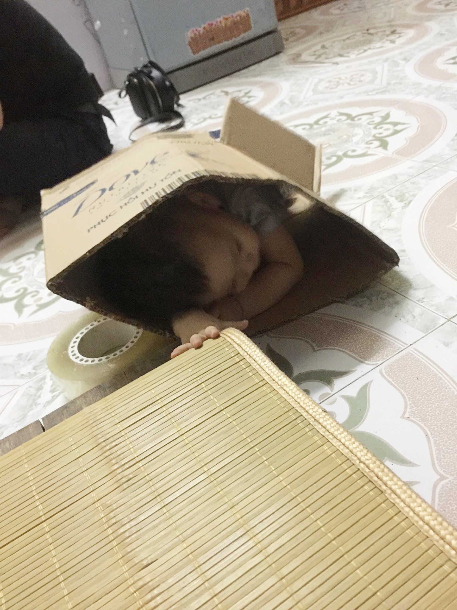 Chỉ 1 phút lơ đãng bận việc, bà mẹ trẻ hốt hoảng khi hàng xóm gọi ầm lên: Ra mà xem con đây này!