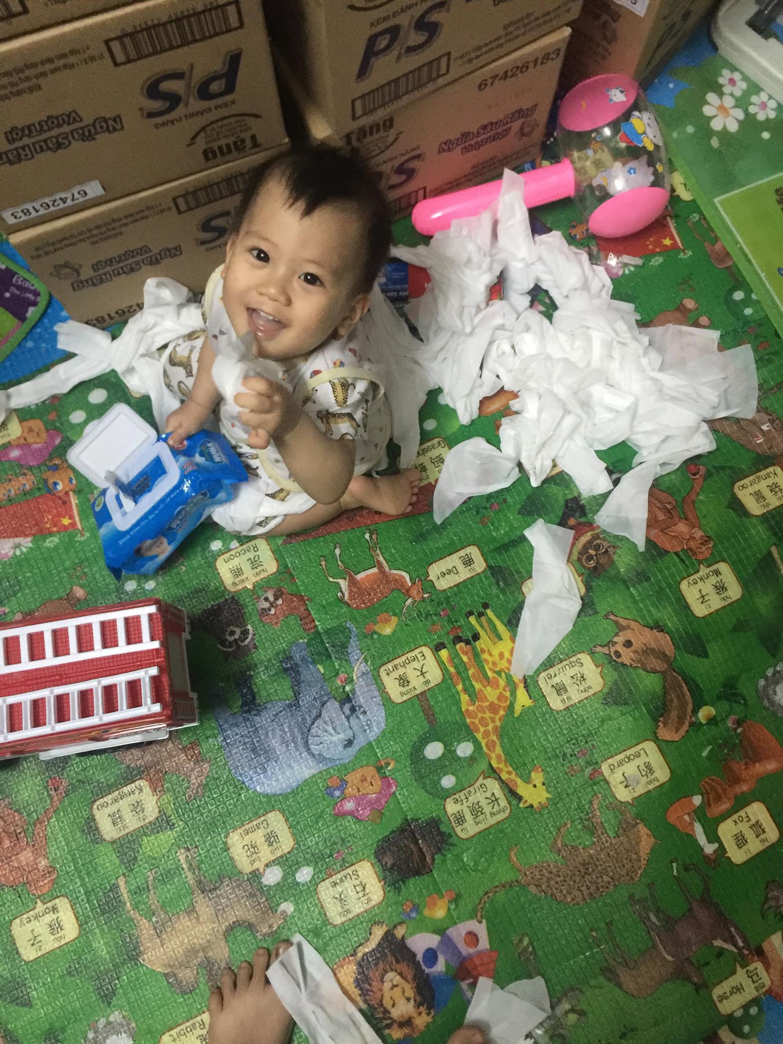 Chỉ 1 phút lơ đãng bận việc, bà mẹ trẻ hốt hoảng khi hàng xóm gọi ầm lên: Ra mà xem con đây này!