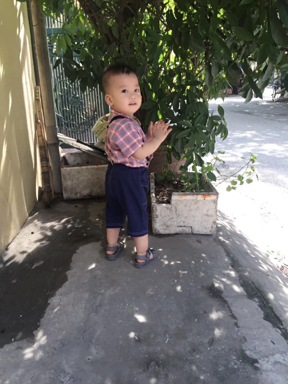 Chỉ 1 phút lơ đãng bận việc, bà mẹ trẻ hốt hoảng khi hàng xóm gọi ầm lên: Ra mà xem con đây này!