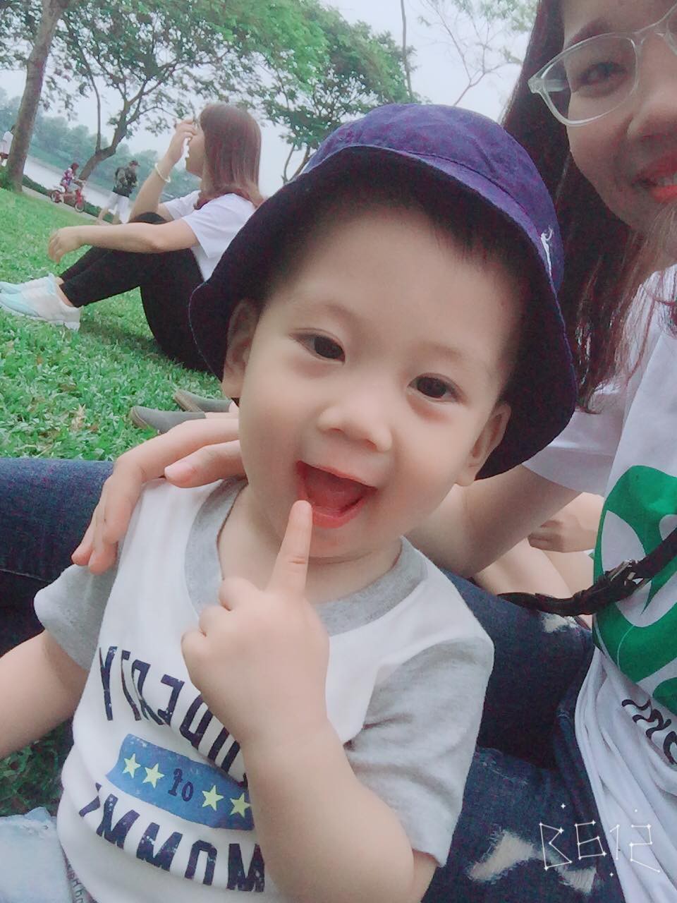 Chỉ 1 phút lơ đãng bận việc, bà mẹ trẻ hốt hoảng khi hàng xóm gọi ầm lên: Ra mà xem con đây này!