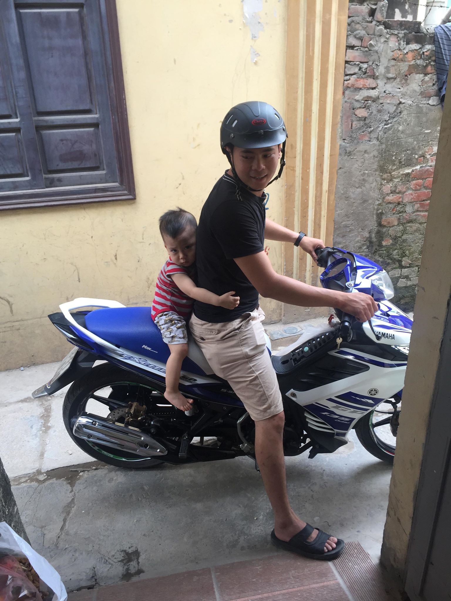 Chỉ 1 phút lơ đãng bận việc, bà mẹ trẻ hốt hoảng khi hàng xóm gọi ầm lên: Ra mà xem con đây này!