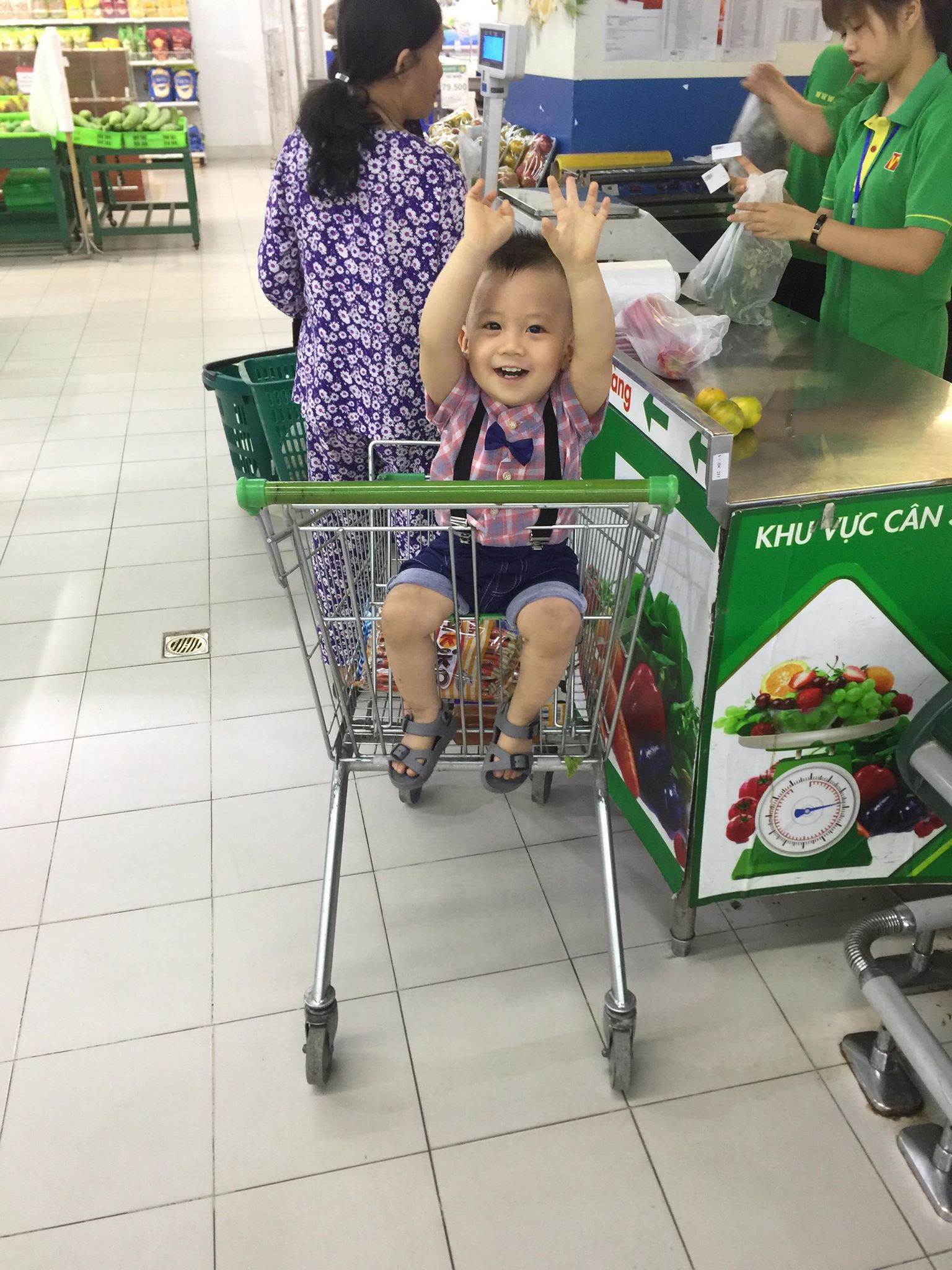 Chỉ 1 phút lơ đãng bận việc, bà mẹ trẻ hốt hoảng khi hàng xóm gọi ầm lên: Ra mà xem con đây này!