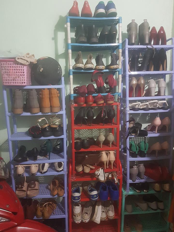 Chàng trai chụp ảnh kệ giày của vợ chồng anh trai, hội chị em xôn xao vì thấy bóng dáng nhà mình trong đó Chàng trai chụp ảnh kệ giày của vợ chồng anh trai, hội chị em xôn xao vì thấy bóng dáng nhà mình trong đó