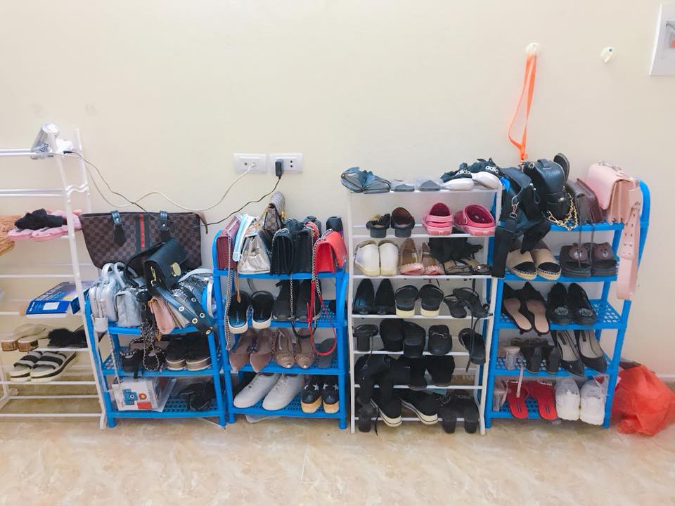 Chàng trai chụp ảnh kệ giày của vợ chồng anh trai, hội chị em xôn xao vì thấy bóng dáng nhà mình trong đó Chàng trai chụp ảnh kệ giày của vợ chồng anh trai, hội chị em xôn xao vì thấy bóng dáng nhà mình trong đó