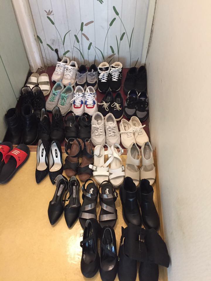 Chàng trai chụp ảnh kệ giày của vợ chồng anh trai, hội chị em xôn xao vì thấy bóng dáng nhà mình trong đó Chàng trai chụp ảnh kệ giày của vợ chồng anh trai, hội chị em xôn xao vì thấy bóng dáng nhà mình trong đó