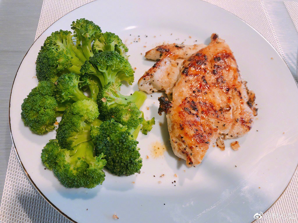 Đua với Triệu Vy, Lâm Tâm Như quyết tâm tập luyện và ăn uống healthy để sở hữu vóc dáng đẹp