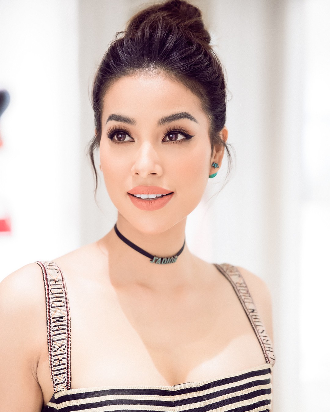 Xinh đẹp như Angela Baby cũng phải nhường bước trước Phạm Hương khi diện chung một mẫu váy