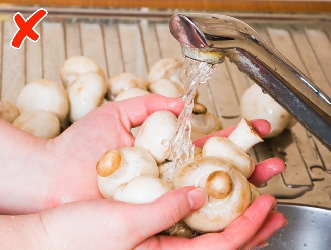 Có những thực phẩm không nên rửa và bắt buộc phải rửa trước khi dùng mà lâu nay chúng ta vẫn toàn làm ngược lại Có những thực phẩm không nên rửa và bắt buộc phải rửa trước khi dùng mà lâu nay chúng ta vẫn toàn làm ngược lại