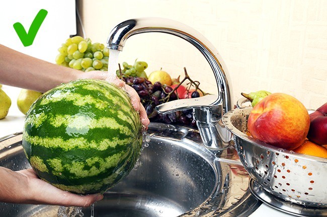 Có những thực phẩm không nên rửa và bắt buộc phải rửa trước khi dùng mà lâu nay chúng ta vẫn toàn làm ngược lại Có những thực phẩm không nên rửa và bắt buộc phải rửa trước khi dùng mà lâu nay chúng ta vẫn toàn làm ngược lại