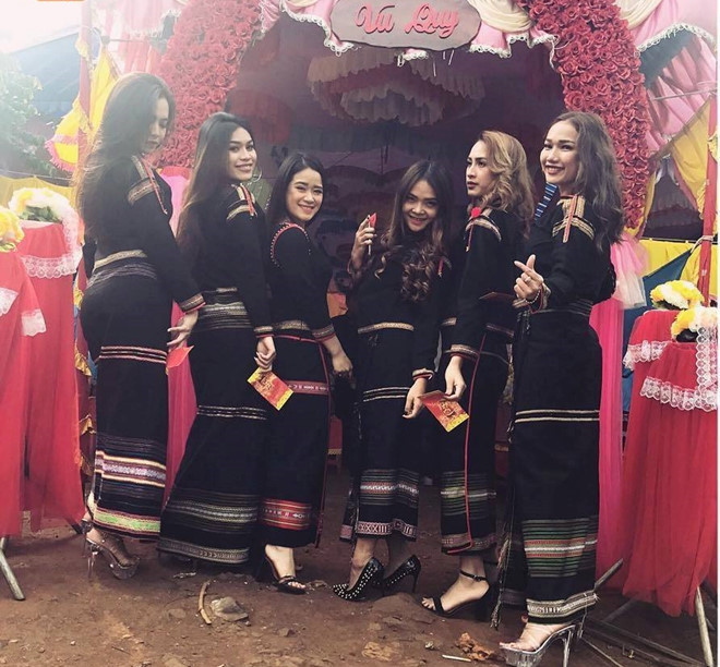 Những dàn bê tráp toàn trai xinh gái đẹp nổi bật hơn cả cô dâu, chú rể