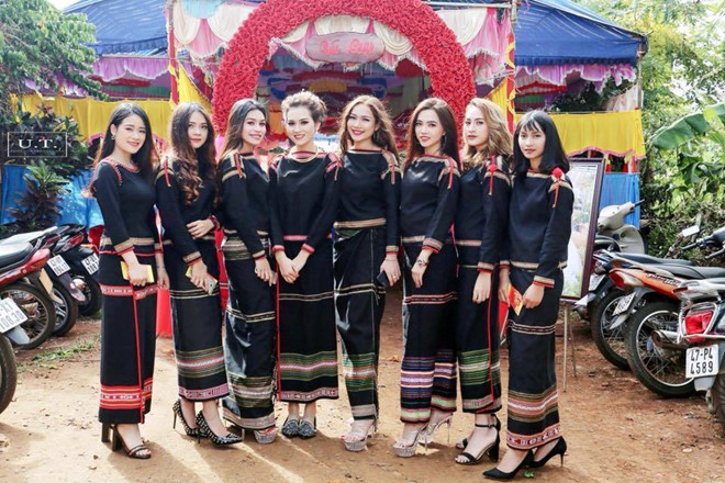 Những dàn bê tráp toàn trai xinh gái đẹp nổi bật hơn cả cô dâu, chú rể