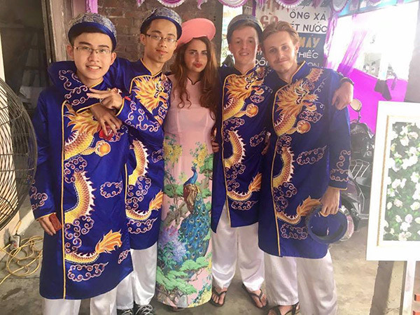 Những dàn bê tráp toàn trai xinh gái đẹp nổi bật hơn cả cô dâu, chú rể