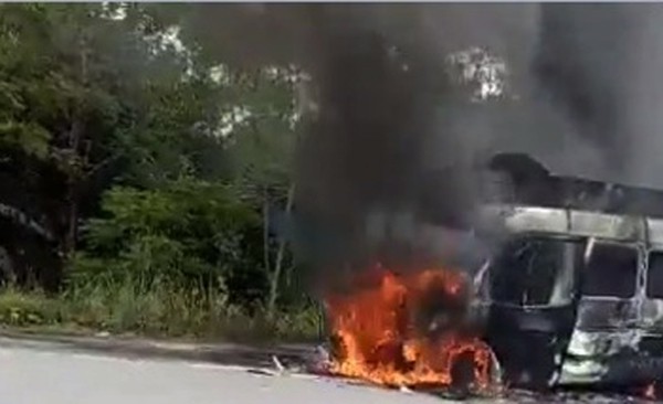 Xe tang bất ngờ bốc cháy dữ dội, người thân vội vàng ôm hài cốt bỏ chạy