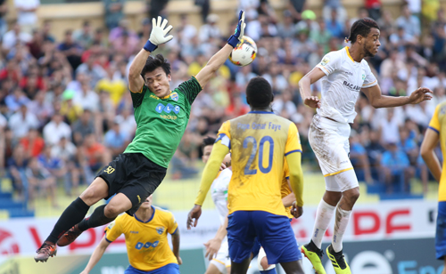Bùi Tiến Dũng hội quân trong đêm cùng Olympic Việt Nam