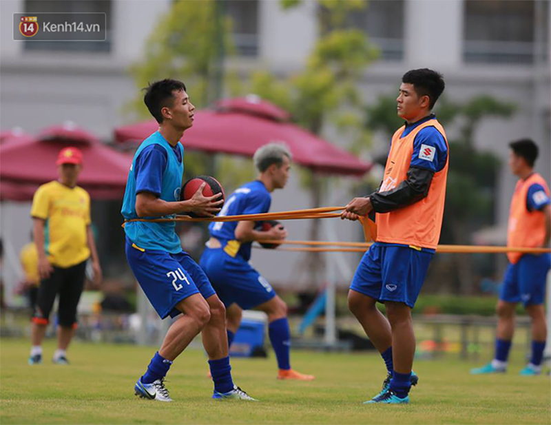 HLV Park Hang Seo yêu cầu Hà Đức Chinh mặc thêm áo mưa để giảm cân