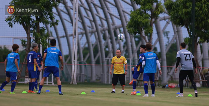 HLV Park Hang Seo yêu cầu Hà Đức Chinh mặc thêm áo mưa để giảm cân