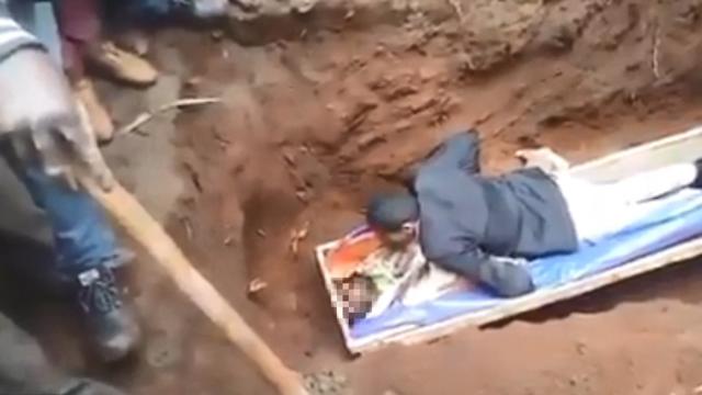 Nhà tiên tri đòi đào mộ người chết để làm sống lại, cuối cùng nhận cái kết đắng