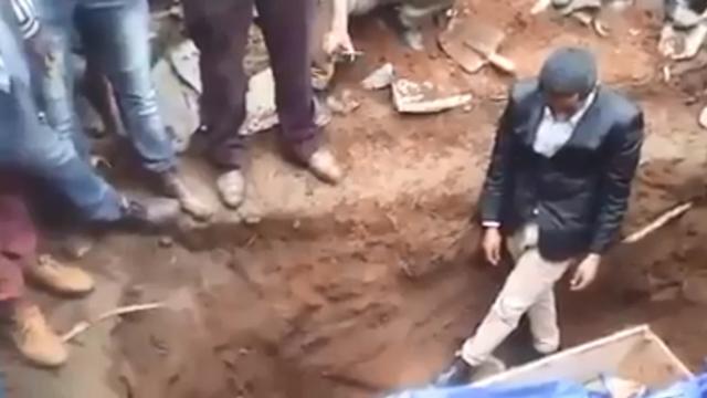 Nhà tiên tri đòi đào mộ người chết để làm sống lại, cuối cùng nhận cái kết đắng