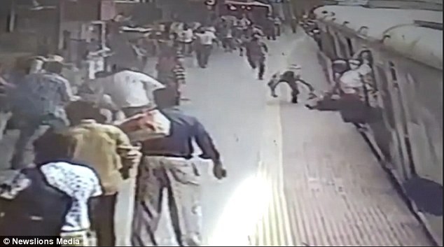 Khoảnh khắc thót tim: Váy mắc vào cửa tàu hỏa, người phụ nữ bị kéo đi trong sự hoảng hốt của hành khách trên sân ga