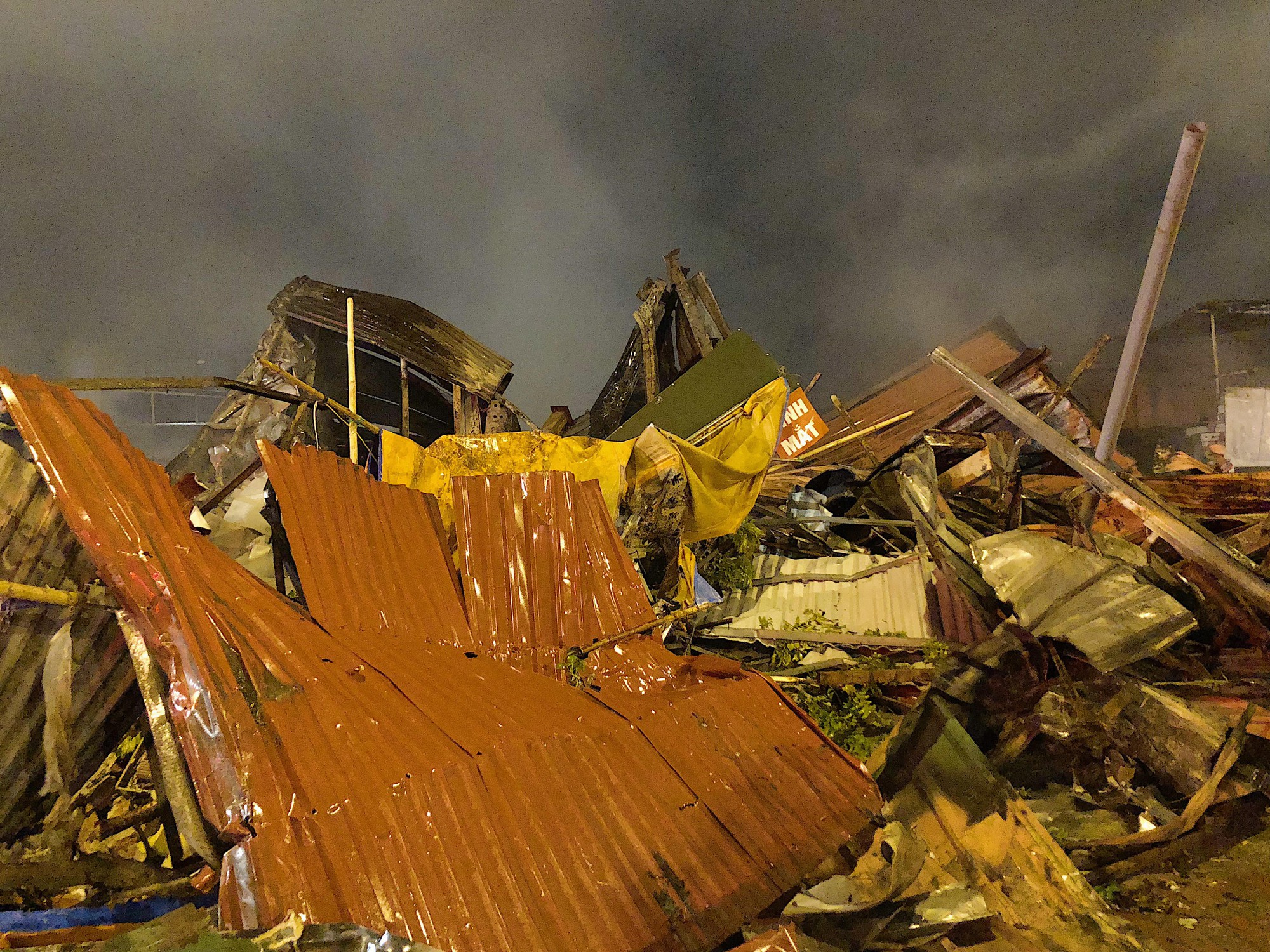 Chợ Gạo vẫn bùng phát lửa và cháy âm ỉ sau 5 tiếng, tiểu thương ngồi thất thần trong đám khói mù mịt