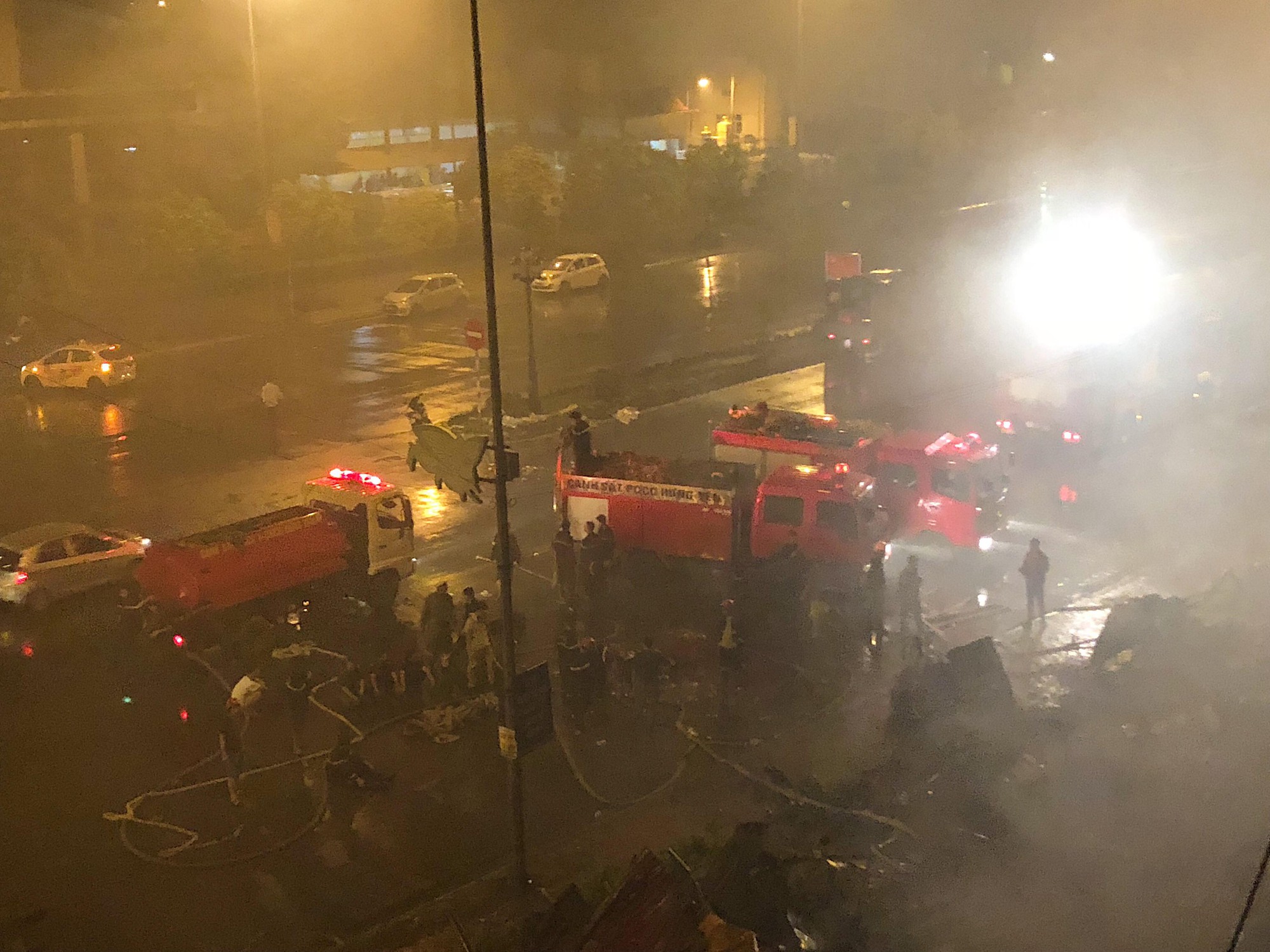 Chợ Gạo vẫn bùng phát lửa và cháy âm ỉ sau 5 tiếng, tiểu thương ngồi thất thần trong đám khói mù mịt